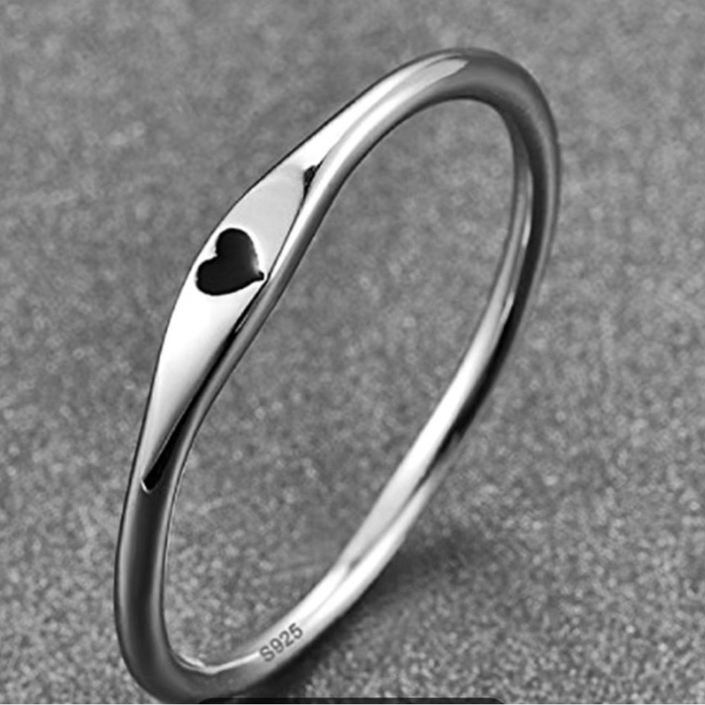 NWT 🖤 DAINTY .925 STAMPED STERLING SILVER RING WITH CARVED HEART & BOX Size 7 - Picture 10 of 12